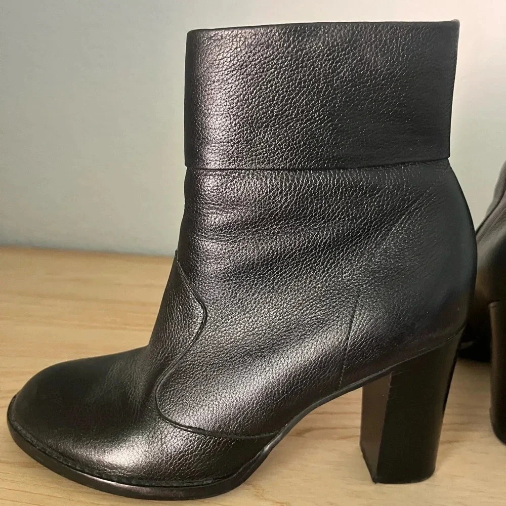 Gianni Bini mid rise leather boot